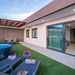 De Lujo Con Jacuzzi Privado, Piscina Y Vistas Al Mar Apartment *
